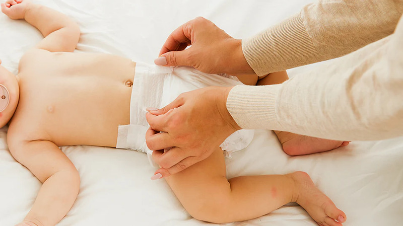 Bé ị khi đang ngủ có nên thay bỉm không
