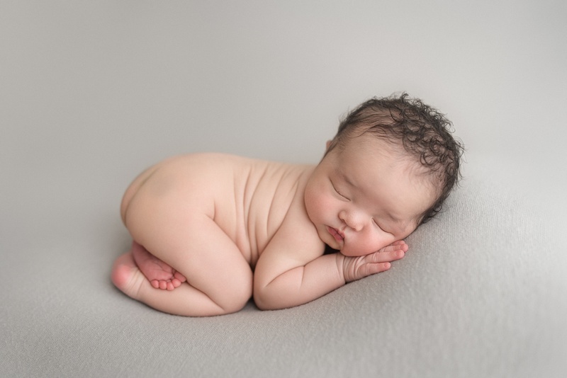 Trẻ 1 tháng tuổi nên dùng tã dán hay tã quần